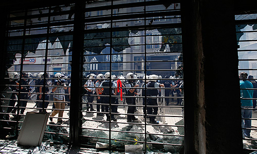 Минувшей ночью полиция сняла оцепление площади Таксим в Стамбуле, освободив ее для демонстрантов. Протестующие отметили свою победу, подняв шум, стуча кастрюлями и сковородками и перекрыв автомобильное движение. В то же время в Анкаре и Стамбуле произошли столкновения демонстрантов с полицией. Полицейские применили слезоточивый газ и водометы, чтобы разогнать группу в примерно 1 тыс. человек, направлявшуюся к резиденции Эрдогана, в результате чего свыше ста человек получили ранения.