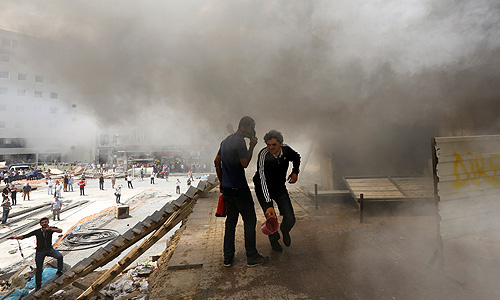 В Турции пятый день продолжаются столкновения полиции с демонстрантами, которые выступают уже за отставку премьер страны Тайипа Эрдогана. Число жертв растет.