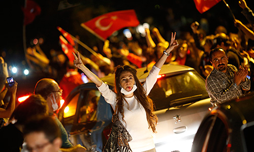 В Турции пятый день продолжаются столкновения полиции с демонстрантами, которые выступают уже за отставку премьер страны Тайипа Эрдогана. Число жертв растет.