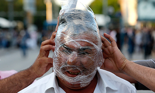 В Турции пятый день продолжаются столкновения полиции с демонстрантами, которые выступают уже за отставку премьер страны Тайипа Эрдогана. Число жертв растет.