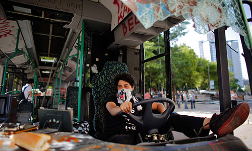 Турецкая полиция в ночь на среду задержала в городе Измире не менее 25 человек за дезинформирующие публикации в сети микроблогов "Твиттер", сообщают представители местных полицейских служб.