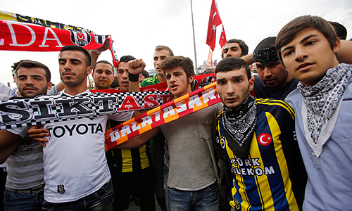 Турецкая полиция в ночь на среду задержала в городе Измире не менее 25 человек за дезинформирующие публикации в сети микроблогов "Твиттер", сообщают представители местных полицейских служб.