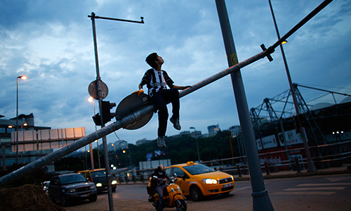 Турецкая полиция в ночь на среду задержала в городе Измире не менее 25 человек за дезинформирующие публикации в сети микроблогов "Твиттер", сообщают представители местных полицейских служб.