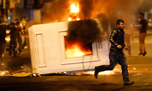 Турецкая полиция в ночь на среду задержала в городе Измире не менее 25 человек за дезинформирующие публикации в сети микроблогов "Твиттер", сообщают представители местных полицейских служб.