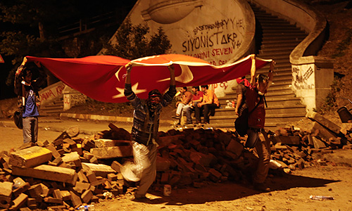 Туристы и бизнесмены отменяют поездки, либо бронируют места в отелях подальше от центра Стамбула, где проходят митинги. Этот процесс пока коснулся только Стамбула, однако, если в ближайшие дни правительство не найдет общий язык с протестующими, он может распространиться и на другие города, в том числе курортные.