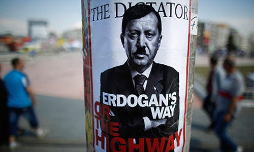 Туристы и бизнесмены отменяют поездки, либо бронируют места в отелях подальше от центра Стамбула, где проходят митинги. Этот процесс пока коснулся только Стамбула, однако, если в ближайшие дни правительство не найдет общий язык с протестующими, он может распространиться и на другие города, в том числе курортные.