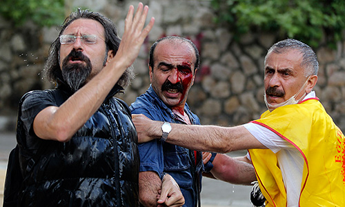 Туристы и бизнесмены отменяют поездки, либо бронируют места в отелях подальше от центра Стамбула, где проходят митинги. Этот процесс пока коснулся только Стамбула, однако, если в ближайшие дни правительство не найдет общий язык с протестующими, он может распространиться и на другие города, в том числе курортные.