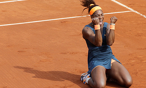 Мария Шарапова вновь не смогла обыграть Серену Уильямс. В субботу россиянка не смогла защитить свой титул победительницы Roland Garros и уступила американке в двух сетах 4:6, 4:6.