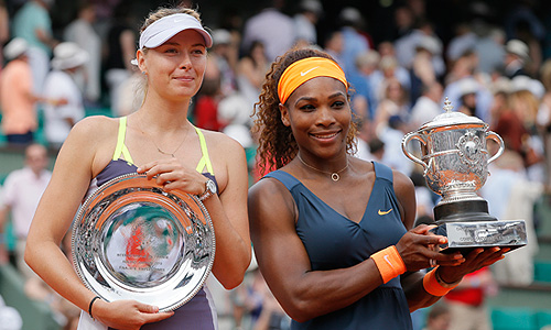 Мария Шарапова вновь не смогла обыграть Серену Уильямс. В субботу россиянка не смогла защитить свой титул победительницы Roland Garros и уступила американке в двух сетах 4:6, 4:6.