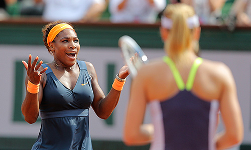 Мария Шарапова вновь не смогла обыграть Серену Уильямс. В субботу россиянка не смогла защитить свой титул победительницы Roland Garros и уступила американке в двух сетах 4:6, 4:6.