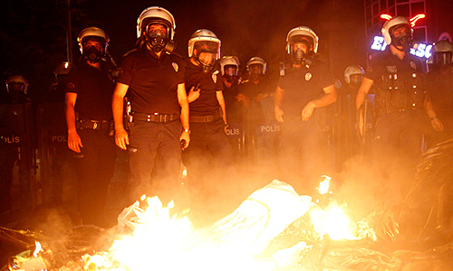 Выступления в Турции начались 11 дней назад с акции экологов, которые выразили протест против реконструкции площади Таксим в центре европейской части Стамбула. Вскоре манифестации перекинулись и на ряд других городов страны и приобрели ярко выраженный антиправительственный характер.