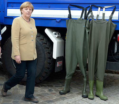 Под угрозой затопления оказались несколько восточных городов ФРГ, где вода может прорвать дамбы. С вертолетов были сброшены мешки с песком, чтобы заделать брешь в дамбе, через которую вода попадает в коммуну Фишбек в нескольких километрах от Штендаля. Из-за роста уровня воды в Эльбе были эвакуированы жители старой части города Лауэнбурга в федеральной земле Шлезвиг-Гольштейн на севере ФРГ.