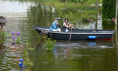 Под угрозой затопления оказались несколько восточных городов ФРГ, где вода может прорвать дамбы. С вертолетов были сброшены мешки с песком, чтобы заделать брешь в дамбе, через которую вода попадает в коммуну Фишбек в нескольких километрах от Штендаля. Из-за роста уровня воды в Эльбе были эвакуированы жители старой части города Лауэнбурга в федеральной земле Шлезвиг-Гольштейн на севере ФРГ.
