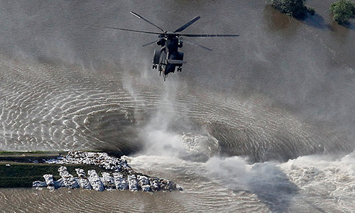 Под угрозой затопления оказались несколько восточных городов ФРГ, где вода может прорвать дамбы. С вертолетов были сброшены мешки с песком, чтобы заделать брешь в дамбе, через которую вода попадает в коммуну Фишбек в нескольких километрах от Штендаля. Из-за роста уровня воды в Эльбе были эвакуированы жители старой части города Лауэнбурга в федеральной земле Шлезвиг-Гольштейн на севере ФРГ.