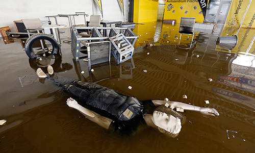 Под угрозой затопления оказались несколько восточных городов ФРГ, где вода может прорвать дамбы. С вертолетов были сброшены мешки с песком, чтобы заделать брешь в дамбе, через которую вода попадает в коммуну Фишбек в нескольких километрах от Штендаля. Из-за роста уровня воды в Эльбе были эвакуированы жители старой части города Лауэнбурга в федеральной земле Шлезвиг-Гольштейн на севере ФРГ.