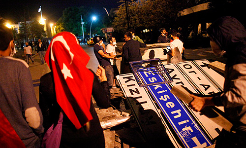 Выступления в Турции начались 31 мая с акции экологов, которые выразили протест против планов властей построить на месте парка Гези в Стамбуле торгово-развлекательный комплекс. Вскоре манифестации перекинулись и на ряд других городов страны и приобрели ярко выраженный антиправительственный характер.