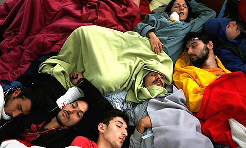 Выступления в Турции начались 31 мая с акции экологов, которые выразили протест против планов властей построить на месте парка Гези в Стамбуле торгово-развлекательный комплекс. Вскоре манифестации перекинулись и на ряд других городов страны и приобрели ярко выраженный антиправительственный характер.