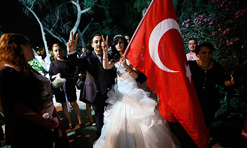 Выступления в Турции начались 31 мая с акции экологов, которые выразили протест против планов властей построить на месте парка Гези в Стамбуле торгово-развлекательный комплекс. Вскоре манифестации перекинулись и на ряд других городов страны и приобрели ярко выраженный антиправительственный характер.