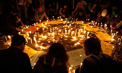 Выступления в Турции начались 31 мая с акции экологов, которые выразили протест против планов властей построить на месте парка Гези в Стамбуле торгово-развлекательный комплекс. Вскоре манифестации перекинулись и на ряд других городов страны и приобрели ярко выраженный антиправительственный характер.