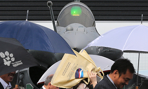 Посетители юбилейного авиасалона "Ле Бурже".