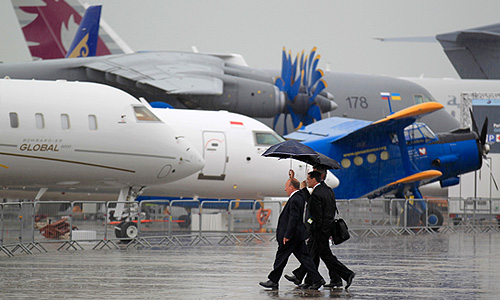 Посетители юбилейного авиасалона "Ле Бурже".