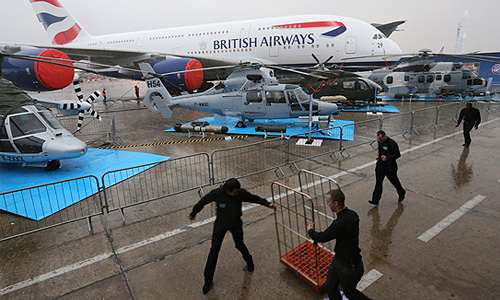 Посетители юбилейного авиасалона "Ле Бурже".