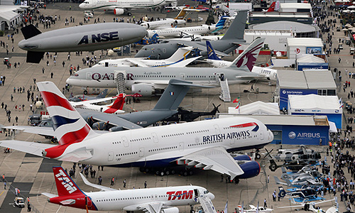 Посетители авиасалона в Ле Бурже.