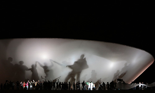 Причиной протестов стали повышение цен на проезд в общественном транспорте, а также непомерные, на взгляд протестующих, траты на проведение Кубка Конфедераций. На улицы бразильских городов вышли более 220 человек. Протест, начавшийся в Рио-де-Жанейро, распространился минимум на 11 других городов страны.
