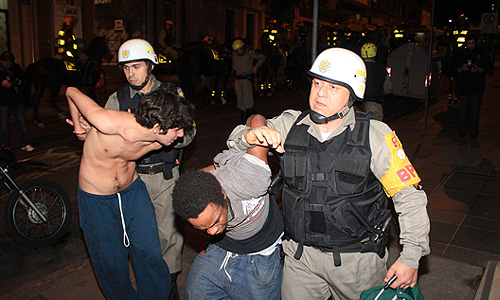 Причиной протестов стали повышение цен на проезд в общественном транспорте, а также непомерные, на взгляд протестующих, траты на проведение Кубка Конфедераций. На улицы бразильских городов вышли более 220 человек. Протест, начавшийся в Рио-де-Жанейро, распространился минимум на 11 других городов страны.