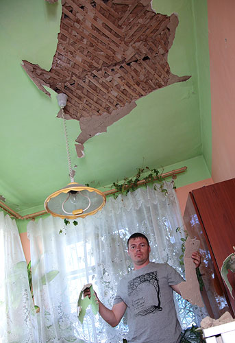 В пострадавшем районе введен режим чрезвычайной ситуации. Остановлены работы на расположенном вблизи эпицентра Бачатском угольном разрезе. Добыча угля возобновится только после положительного заключения комиссии МЧС, которая по просьбе губернатора Амана Тулеева в ближайшее время прибудет из Москвы.