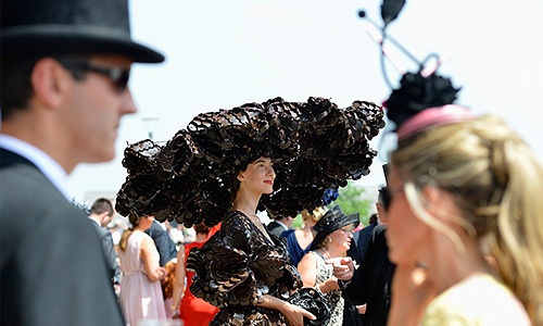 В Англии проходят самые знаменитые скачки в мире и главное событие в британской светской жизни "Роял Аскот" (Royal Ascot), которое проводится с 1807 года. Мероприятие по доброй традиции сопровождается парадом шляп и безумных головных уборов.