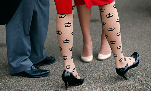 В Англии проходят самые знаменитые скачки в мире и главное событие в британской светской жизни "Роял Аскот" (Royal Ascot), которое проводится с 1807 года. Мероприятие по доброй традиции сопровождается парадом шляп и безумных головных уборов.