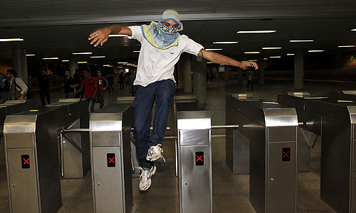 В ночь на четверг активисты заблокировали дороги в Сан-Паулу и в Бразилии, в Рио-де-Жанейро группы агрессивно настроенных людей вступили в столкновения с полицией. Демонстрации продолжились в столице страны, городах Рио-де-Жанейро, Сан-Паулу несмотря на то, что правительство заявило о готовности отменить повышение цен на проезд в городском транспорте, что являлось основным требованием демонстрантов, пишет бразильская газета Globo.