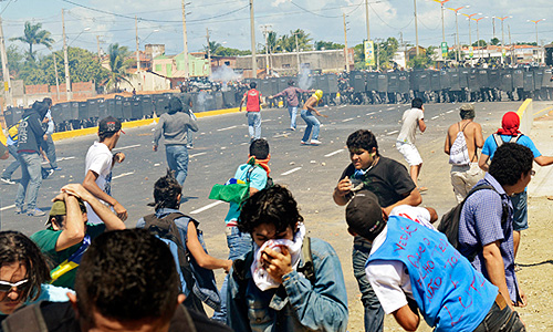 В ночь на четверг активисты заблокировали дороги в Сан-Паулу и в Бразилии, в Рио-де-Жанейро группы агрессивно настроенных людей вступили в столкновения с полицией. Демонстрации продолжились в столице страны, городах Рио-де-Жанейро, Сан-Паулу несмотря на то, что правительство заявило о готовности отменить повышение цен на проезд в городском транспорте, что являлось основным требованием демонстрантов, пишет бразильская газета Globo.