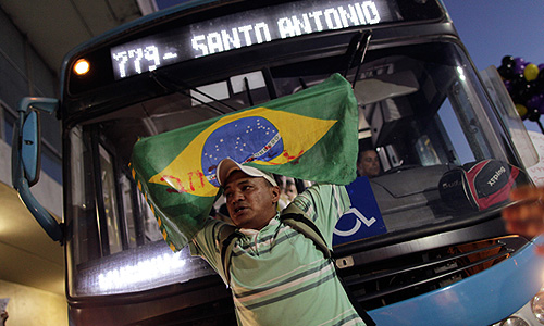 В ночь на четверг активисты заблокировали дороги в Сан-Паулу и в Бразилии, в Рио-де-Жанейро группы агрессивно настроенных людей вступили в столкновения с полицией. Демонстрации продолжились в столице страны, городах Рио-де-Жанейро, Сан-Паулу несмотря на то, что правительство заявило о готовности отменить повышение цен на проезд в городском транспорте, что являлось основным требованием демонстрантов, пишет бразильская газета Globo.