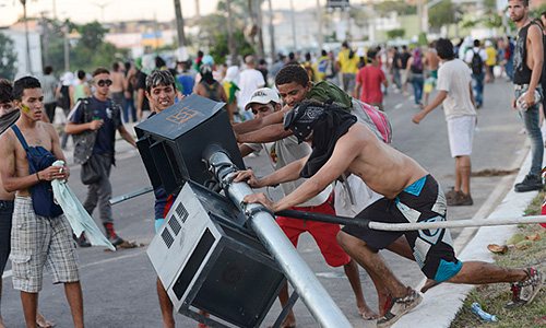 В ночь на четверг активисты заблокировали дороги в Сан-Паулу и в Бразилии, в Рио-де-Жанейро группы агрессивно настроенных людей вступили в столкновения с полицией. Демонстрации продолжились в столице страны, городах Рио-де-Жанейро, Сан-Паулу несмотря на то, что правительство заявило о готовности отменить повышение цен на проезд в городском транспорте, что являлось основным требованием демонстрантов, пишет бразильская газета Globo.