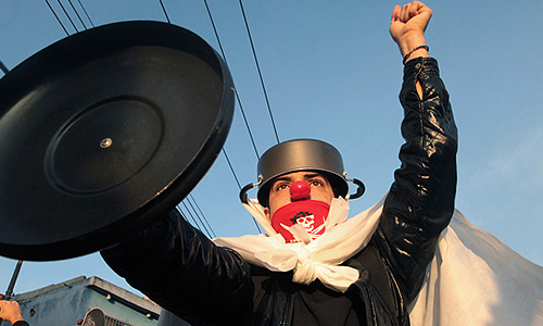 В ночь на четверг активисты заблокировали дороги в Сан-Паулу и в Бразилии, в Рио-де-Жанейро группы агрессивно настроенных людей вступили в столкновения с полицией. Демонстрации продолжились в столице страны, городах Рио-де-Жанейро, Сан-Паулу несмотря на то, что правительство заявило о готовности отменить повышение цен на проезд в городском транспорте, что являлось основным требованием демонстрантов, пишет бразильская газета Globo.