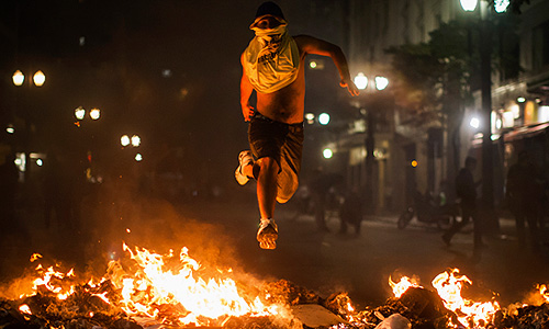 В ночь на четверг активисты заблокировали дороги в Сан-Паулу и в Бразилии, в Рио-де-Жанейро группы агрессивно настроенных людей вступили в столкновения с полицией. Демонстрации продолжились в столице страны, городах Рио-де-Жанейро, Сан-Паулу несмотря на то, что правительство заявило о готовности отменить повышение цен на проезд в городском транспорте, что являлось основным требованием демонстрантов, пишет бразильская газета Globo.