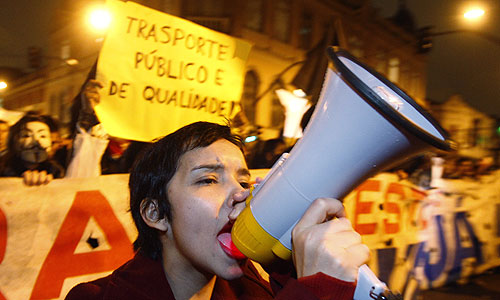 Люди, вышедшие на улицы, выражают возмущение из-за слабо развитой коммунальной инфраструктуры, масштабной коррупции и огромных затрат на чемпионат мира по футболу, который должен состояться в Бразилии в следующем году. Во многих местах протесты вылились в насилие. В Рио-де-Жанейро полиция применила слезоточивый газ и резиновые пули против манифестантов, которые пытались пробиться к городской мэрии. В столице Бразилиа демонстранты устроили небольшой пожар в здании министерства иностранных дел.