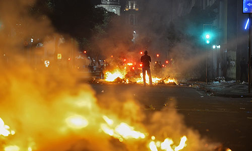 Люди, вышедшие на улицы, выражают возмущение из-за слабо развитой коммунальной инфраструктуры, масштабной коррупции и огромных затрат на чемпионат мира по футболу, который должен состояться в Бразилии в следующем году. Во многих местах протесты вылились в насилие. В Рио-де-Жанейро полиция применила слезоточивый газ и резиновые пули против манифестантов, которые пытались пробиться к городской мэрии. В столице Бразилиа демонстранты устроили небольшой пожар в здании министерства иностранных дел.