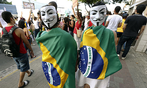 Люди, вышедшие на улицы, выражают возмущение из-за слабо развитой коммунальной инфраструктуры, масштабной коррупции и огромных затрат на чемпионат мира по футболу, который должен состояться в Бразилии в следующем году. Во многих местах протесты вылились в насилие. В Рио-де-Жанейро полиция применила слезоточивый газ и резиновые пули против манифестантов, которые пытались пробиться к городской мэрии. В столице Бразилиа демонстранты устроили небольшой пожар в здании министерства иностранных дел.