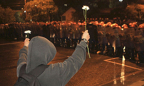 Люди, вышедшие на улицы, выражают возмущение из-за слабо развитой коммунальной инфраструктуры, масштабной коррупции и огромных затрат на чемпионат мира по футболу, который должен состояться в Бразилии в следующем году. Во многих местах протесты вылились в насилие. В Рио-де-Жанейро полиция применила слезоточивый газ и резиновые пули против манифестантов, которые пытались пробиться к городской мэрии. В столице Бразилиа демонстранты устроили небольшой пожар в здании министерства иностранных дел.