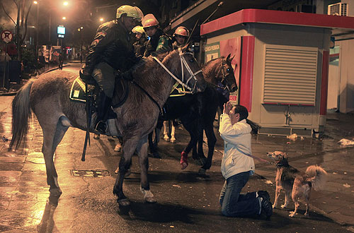 Люди, вышедшие на улицы, выражают возмущение из-за слабо развитой коммунальной инфраструктуры, масштабной коррупции и огромных затрат на чемпионат мира по футболу, который должен состояться в Бразилии в следующем году. Во многих местах протесты вылились в насилие. В Рио-де-Жанейро полиция применила слезоточивый газ и резиновые пули против манифестантов, которые пытались пробиться к городской мэрии. В столице Бразилиа демонстранты устроили небольшой пожар в здании министерства иностранных дел.