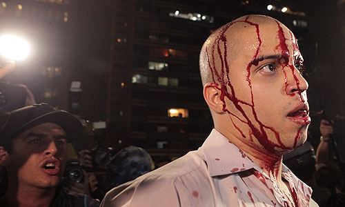 Люди, вышедшие на улицы, выражают возмущение из-за слабо развитой коммунальной инфраструктуры, масштабной коррупции и огромных затрат на чемпионат мира по футболу, который должен состояться в Бразилии в следующем году. Во многих местах протесты вылились в насилие. В Рио-де-Жанейро полиция применила слезоточивый газ и резиновые пули против манифестантов, которые пытались пробиться к городской мэрии. В столице Бразилиа демонстранты устроили небольшой пожар в здании министерства иностранных дел.