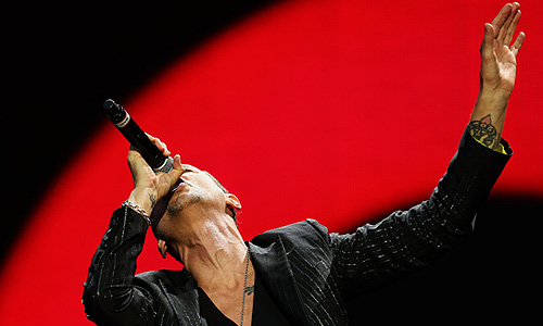 Солист группы Depeche Mode Дэйв Гaан во время выступления на концерте на стадионе "Локомотив".