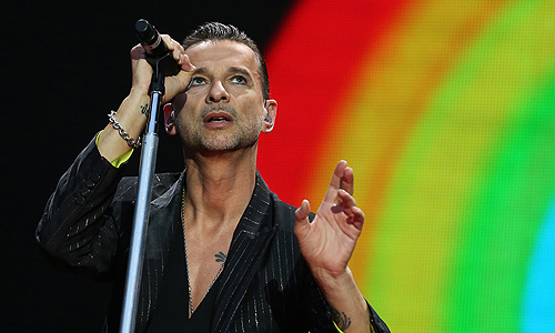 Солист группы Depeche Mode Дэйв Гaан во время выступления на концерте на стадионе "Локомотив".