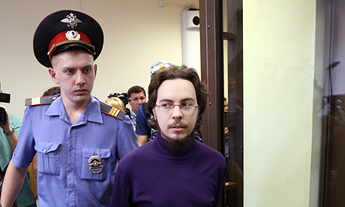 Дорогомиловский суд Москвы приговорил к 3 годам колонии общего режима иеромонаха Илию (Павла Семина), признанного виновным в гибели двух дорожных рабочих в результате ДТП на Кутузовском проспекте. Как передает корреспондент "Интерфакса", об этом говорится в резолютивной части приговора судьи. Таким образом, Семин признан виновным в преступлении, предусмотренном ч.5 ст. 264 УК РФ (нарушение ПДД, повлекшее смерть двух и более лиц).