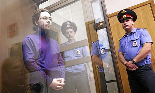 Дорогомиловский суд Москвы приговорил к 3 годам колонии общего режима иеромонаха Илию (Павла Семина), признанного виновным в гибели двух дорожных рабочих в результате ДТП на Кутузовском проспекте. Как передает корреспондент "Интерфакса", об этом говорится в резолютивной части приговора судьи. Таким образом, Семин признан виновным в преступлении, предусмотренном ч.5 ст. 264 УК РФ (нарушение ПДД, повлекшее смерть двух и более лиц).