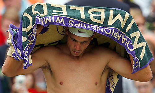 Испанский теннисист Рафаэль Надаль не смог преодолеть барьер первого круга Открытого чемпионата Великобритании. В борьбе за выход в следующий круг Wimbledon-2013, Надаль, занимающий в рейтинге АТР пятое место, потерпел поражение от 135-й ракетки мира бельгийца Стива Дарсиса.