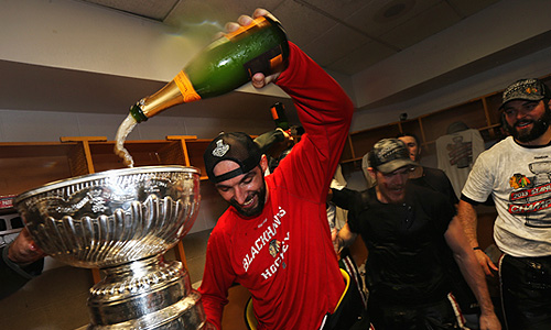 Клуб "Чикаго" в шестом матче финальной серии плей-офф Национальной хоккейной лиги (НХЛ) на выезде обыграл "Бостон" и стал обладателем Кубка Стэнли. Поединок завершился со счетом 2:3 (1:0, 0:1, 1:2). Счет в серии стал 2-4 в пользу "Чикаго". В решающей встрече победители смогли провести два гола в конце третьего периода за 17 секунд. Для "Чикаго" - это пятый Кубок Стэнли в истории команды. Последний раз клуб выигрывал главный трофей сильнейшей североамериканской лиги в 2010 году.